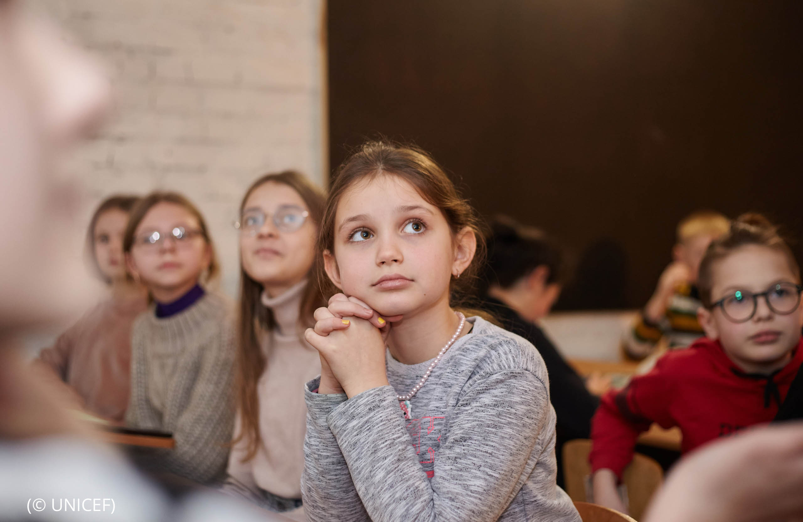 Students looking up (© UNICEF)