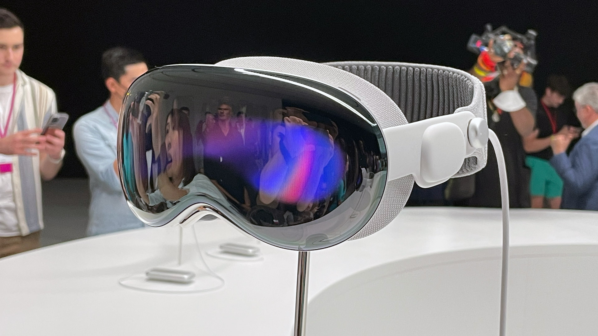 Apple Vision Pro & Smart Glasses Exec Reportedly Leaves for OpenAI Hardware Team