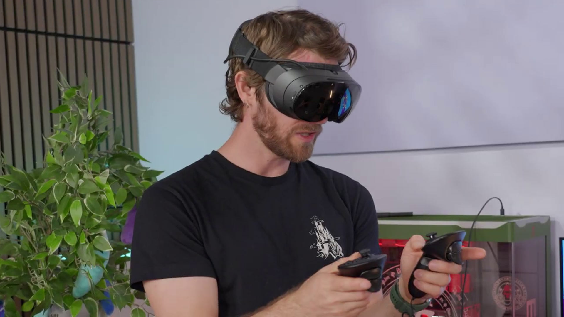 Linus Tech Tips Steam Frame Unboxing & First Impressions Leaks Ahead of Official Launch
